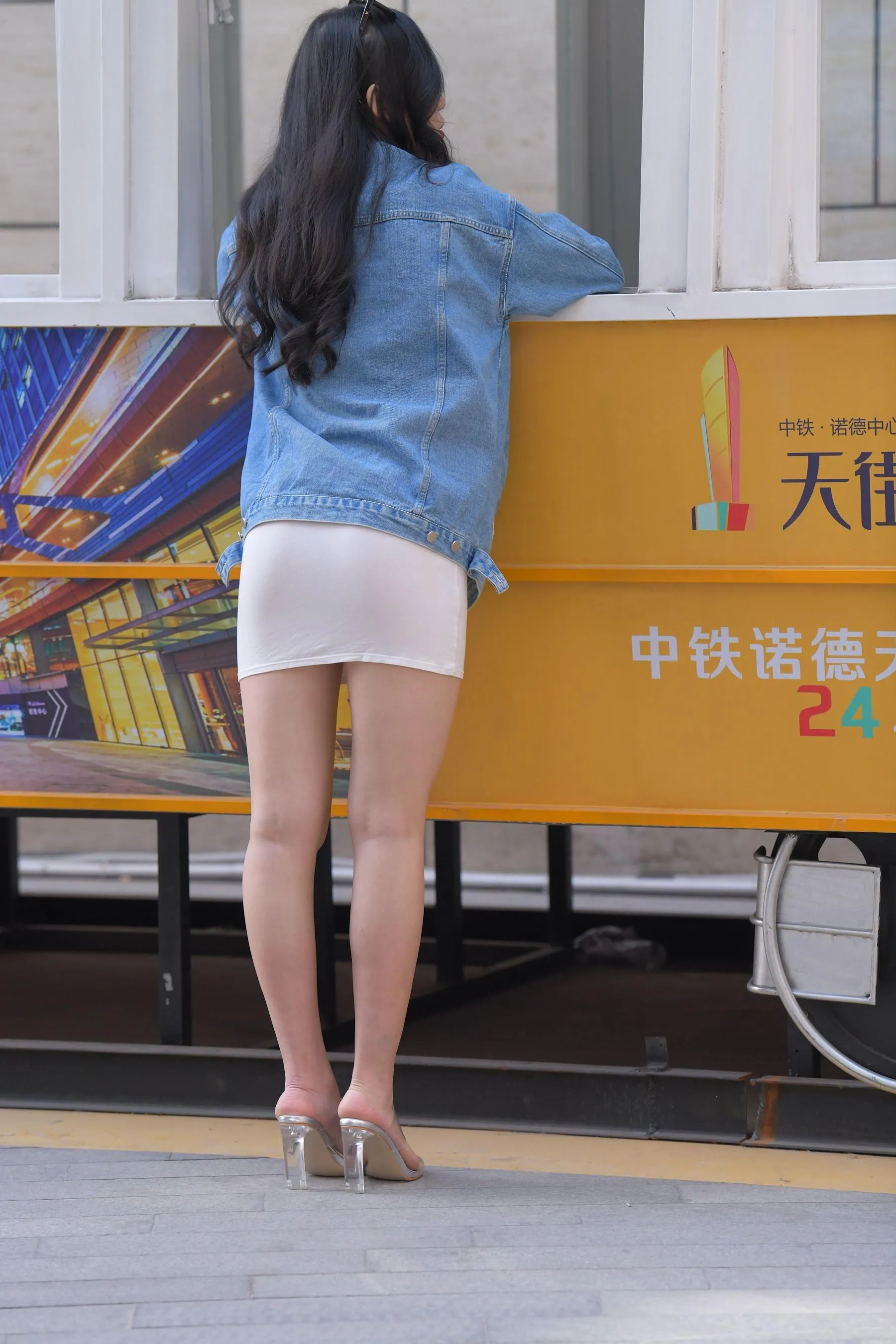 [魔镜街拍] NO.014 超性感白色包臀裙美女 [490P]插图3